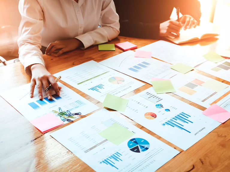 Společný rozbor marketingových dat a grafů nad stolem