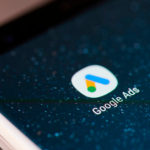 Ikona aplikace Google Ads na displeji telefonu